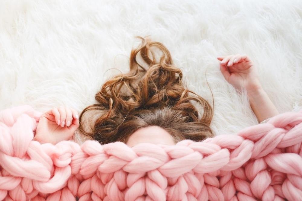 Как правильно ухаживать за волосами зимой: 8 хитростей от трихолога